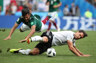 17.06.2018. Moskova, Rusya: Almanya v Meksika Moskova'da Lujniki Stadyumu arasında Vela ve Khedira eylem sırasında futbol FIFA Dünya Kupası Rusya 2018, F grubu eşleme.
