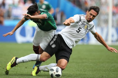 17.06.2018. Moskova, Rusya: Almanya v Meksika Moskova'da Lujniki Stadyumu arasında Vela ve Khedira eylem sırasında futbol FIFA Dünya Kupası Rusya 2018, F grubu eşleme.