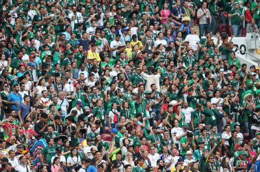 17.06.2018. Moskova, Rusya: Meksikalılar hayranları Lozano gol FIFA Dünya Kupası Rusya 2018, F Grubu, futbol maçında Almanya v Meksika Moskova'da Lujniki Stadyumu arasında kutlamak.