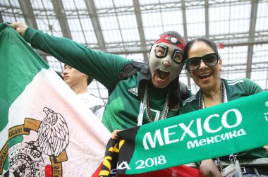 17.06.2018. Moskova, Rusya: Alman ve Meksika hayranları FIFA Dünya Kupası Rusya 2018, F Grubu, futbolda tribünlerde Almanya v Meksika Moskova'da Lujniki Stadyumu arasında eşleme.