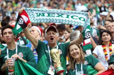 17.06.2018. Moskova, Rusya: Alman ve Meksika hayranları FIFA Dünya Kupası Rusya 2018, F Grubu, futbolda tribünlerde Almanya v Meksika Moskova'da Lujniki Stadyumu arasında eşleme.