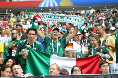 17.06.2018. Moskova, Rusya: Alman ve Meksika hayranları FIFA Dünya Kupası Rusya 2018, F Grubu, futbolda tribünlerde Almanya v Meksika Moskova'da Lujniki Stadyumu arasında eşleme.