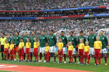 17.06.2018. Moskova, Rusya: FIFA Dünya Kupası Rusya 2018, F Grubu, futbol marşı sırasında Meksika takım maç arasında Almanya v Meksika Moskova'da Lujniki Stadyumu.