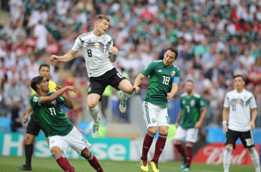 17.06.2018. Moskova, Rusya: Almanya v Meksika Moskova'da Lujniki Stadyumu arasında Vela, Kroos, Guardado eylem sırasında futbol FIFA Dünya Kupası Rusya 2018, F grubu eşleme.
