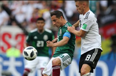 17.06.2018. Moskova, Rusya: Almanya v Meksika Moskova'da Lujniki Stadyumu arasında Guardado ve Kroos eylem sırasında futbol FIFA Dünya Kupası Rusya 2018, F grubu eşleme.