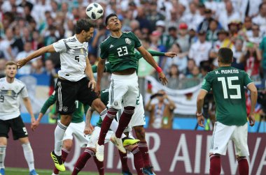 17.06.2018. Moskova, Rusya: Almanya v Meksika Moskova'da Lujniki Stadyumu arasında Hummel ve Gallardo eylem sırasında futbol FIFA Dünya Kupası Rusya 2018, F grubu eşleme.