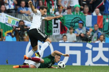 17.06.2018. Moskova, Rusya: Almanya v Meksika Moskova'da Lujniki Stadyumu arasında Hummel ve Hernandez eylem sırasında futbol FIFA Dünya Kupası Rusya 2018, F grubu eşleme.