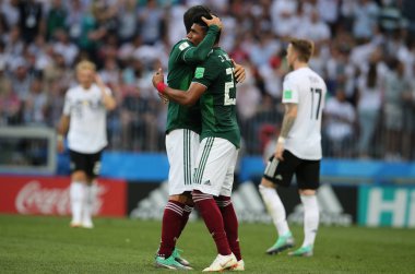 17.06.2018. Moskova, Rusya: Meksikalılar oyuncular arasında Almanya v Meksika Moskova'da Lujniki Stadyumu FIFA Dünya Kupası Rusya 2018, F Grubu, futbol maç sonunda zafer kutluyor.