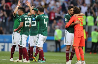 17.06.2018. Moskova, Rusya: Meksikalılar oyuncular arasında Almanya v Meksika Moskova'da Lujniki Stadyumu FIFA Dünya Kupası Rusya 2018, F Grubu, futbol maç sonunda zafer kutluyor.