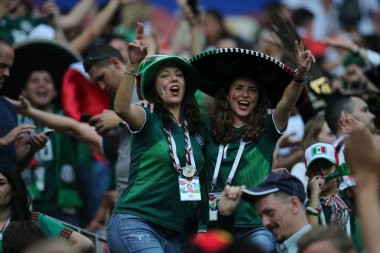 17.06.2018. Moskova, Rusya: Meksikalılar hayranları FIFA Dünya Kupası Rusya 2018, F Grubu, futbol maçında Almanya v Meksika Moskova'da Lujniki Stadyumu arasında zafer kutluyor.