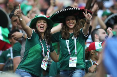 17.06.2018. Moskova, Rusya: Meksikalılar hayranları FIFA Dünya Kupası Rusya 2018, F Grubu, futbol maçında Almanya v Meksika Moskova'da Lujniki Stadyumu arasında zafer kutluyor.