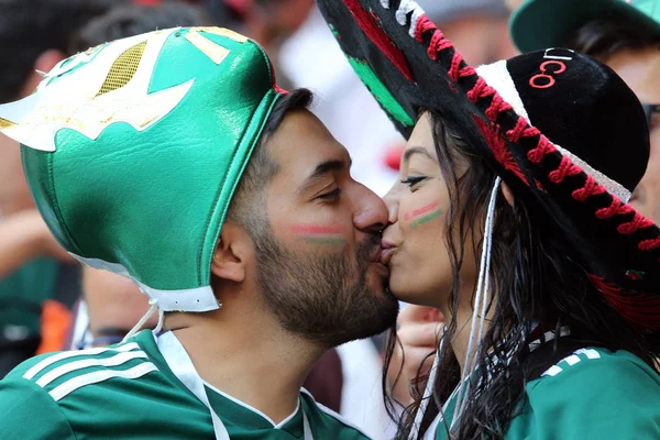 17.06.2018. Moskova, Rusya: Alman ve Meksika hayranları FIFA Dünya Kupası Rusya 2018, F Grubu, futbolda tribünlerde Almanya v Meksika Moskova'da Lujniki Stadyumu arasında eşleme.