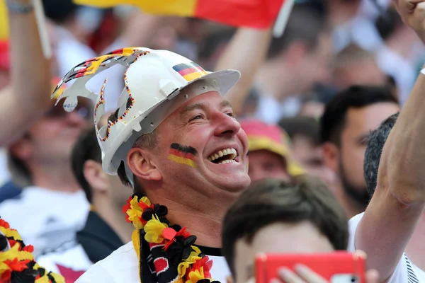 17.06.2018. Moskova, Rusya: Alman ve Meksika hayranları FIFA Dünya Kupası Rusya 2018, F Grubu, futbolda tribünlerde Almanya v Meksika Moskova'da Lujniki Stadyumu arasında eşleme.