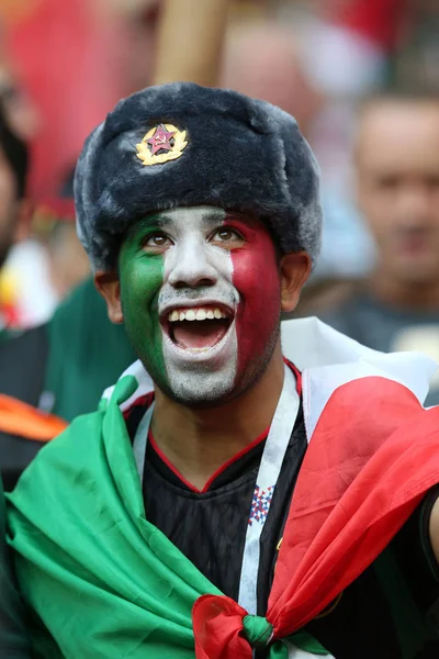 17.06.2018. Moskova, Rusya: Alman ve Meksika hayranları FIFA Dünya Kupası Rusya 2018, F Grubu, futbolda tribünlerde Almanya v Meksika Moskova'da Lujniki Stadyumu arasında eşleme.