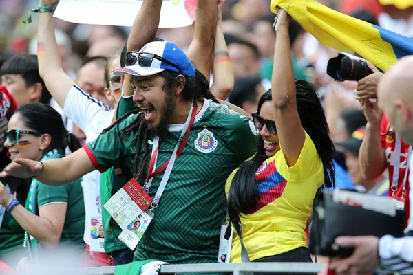 17.06.2018. Moskova, Rusya: Alman ve Meksika hayranları FIFA Dünya Kupası Rusya 2018, F Grubu, futbolda tribünlerde Almanya v Meksika Moskova'da Lujniki Stadyumu arasında eşleme.