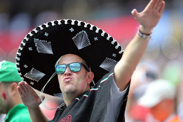 17.06.2018. Moskova, Rusya: Alman ve Meksika hayranları FIFA Dünya Kupası Rusya 2018, F Grubu, futbolda tribünlerde Almanya v Meksika Moskova'da Lujniki Stadyumu arasında eşleme.