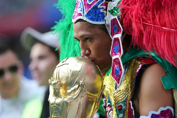 17.06.2018. Moskova, Rusya: Alman ve Meksika hayranları FIFA Dünya Kupası Rusya 2018, F Grubu, futbolda tribünlerde Almanya v Meksika Moskova'da Lujniki Stadyumu arasında eşleme.