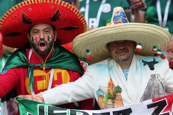 17.06.2018. Moskova, Rusya: Alman ve Meksika hayranları FIFA Dünya Kupası Rusya 2018, F Grubu, futbolda tribünlerde Almanya v Meksika Moskova'da Lujniki Stadyumu arasında eşleme.