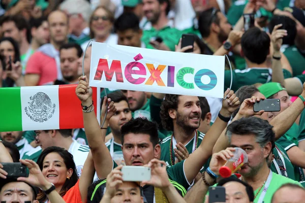 17.06.2018. Moskova, Rusya: Alman ve Meksika hayranları FIFA Dünya Kupası Rusya 2018, F Grubu, futbolda tribünlerde Almanya v Meksika Moskova'da Lujniki Stadyumu arasında eşleme.