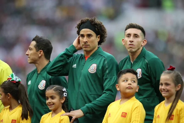 17.06.2018. Moskova, Rusya: Meksika takımı, futbol FIFA Dünya Kupası Rusya 2018, F Grubu önce İstiklal Marşı sırasında maç arasında Almanya v Meksika Moskova'da Lujniki Stadyumu.