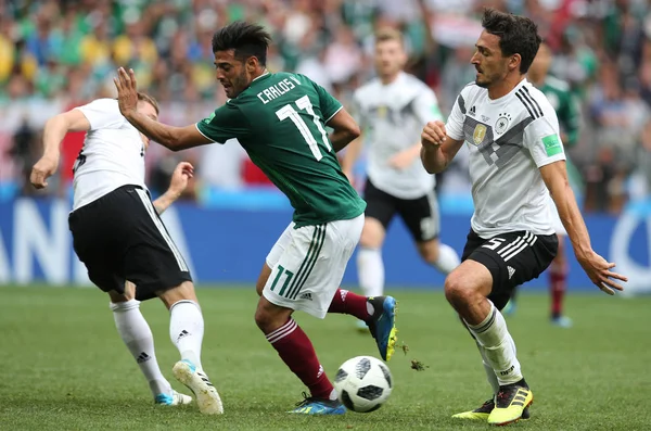 17.06.2018. Moskova, Rusya: Almanya v Meksika Moskova'da Lujniki Stadyumu arasında Carlos ve Hummel eylem sırasında futbol FIFA Dünya Kupası Rusya 2018, F grubu eşleme.