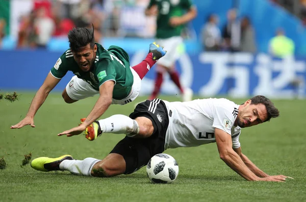 17.06.2018. Moskova, Rusya: Almanya v Meksika Moskova'da Lujniki Stadyumu arasında Vela ve Khedira eylem sırasında futbol FIFA Dünya Kupası Rusya 2018, F grubu eşleme.