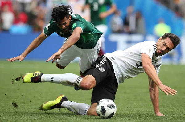 17.06.2018. Moskova, Rusya: Almanya v Meksika Moskova'da Lujniki Stadyumu arasında Vela ve Khedira eylem sırasında futbol FIFA Dünya Kupası Rusya 2018, F grubu eşleme.