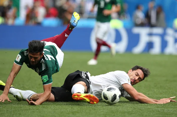 17.06.2018. Moskova, Rusya: Almanya v Meksika Moskova'da Lujniki Stadyumu arasında Vela ve Khedira eylem sırasında futbol FIFA Dünya Kupası Rusya 2018, F grubu eşleme.