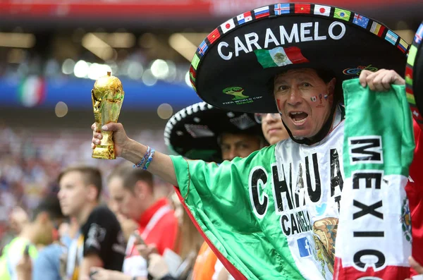 17.06.2018. Moskova, Rusya: Alman ve Meksika hayranları FIFA Dünya Kupası Rusya 2018, F Grubu, futbolda tribünlerde Almanya v Meksika Moskova'da Lujniki Stadyumu arasında eşleme.