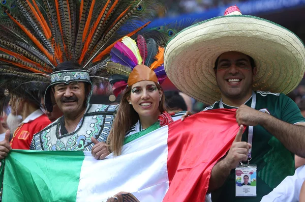 17.06.2018. Moskova, Rusya: Alman ve Meksika hayranları FIFA Dünya Kupası Rusya 2018, F Grubu, futbolda tribünlerde Almanya v Meksika Moskova'da Lujniki Stadyumu arasında eşleme.