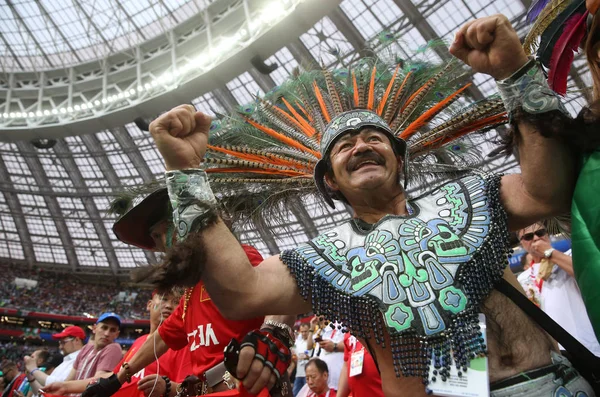 17.06.2018. Moskova, Rusya: Alman ve Meksika hayranları FIFA Dünya Kupası Rusya 2018, F Grubu, futbolda tribünlerde Almanya v Meksika Moskova'da Lujniki Stadyumu arasında eşleme.