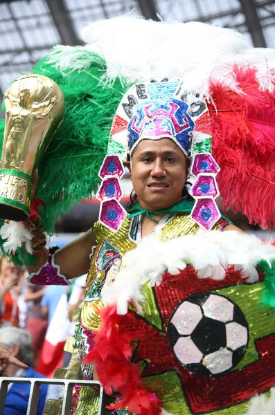 17.06.2018. Moskova, Rusya: Alman ve Meksika hayranları FIFA Dünya Kupası Rusya 2018, F Grubu, futbolda tribünlerde Almanya v Meksika Moskova'da Lujniki Stadyumu arasında eşleme.