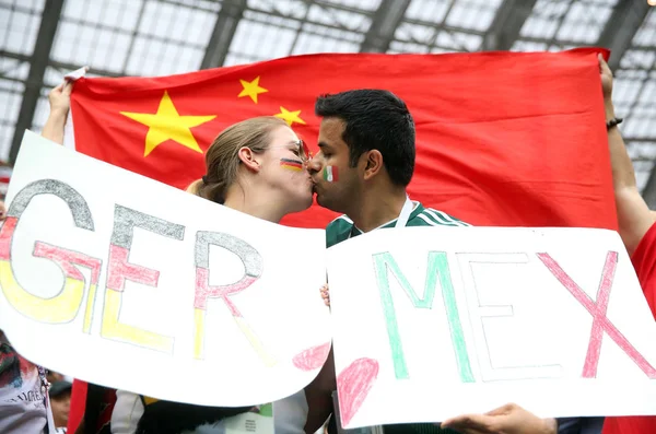 2018 Moskwa Rosyjski Niemcy Kibiców Fanów Mexican Pocałunek Przed Meczem — Zdjęcie stockowe