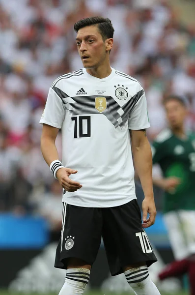 17.06.2018. Moskova, Rusça: Oezil eylem sırasında FIFA Dünya Kupası Rusya 2018, F Grubu, futbol maç arasında Almanya v Meksika Moskova'da Lujniki Stadyumu.