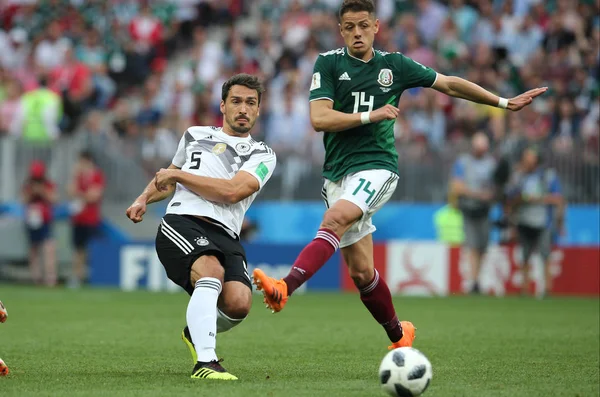 17.06.2018. Moskova, Rusya: Almanya v Meksika Moskova'da Lujniki Stadyumu arasında Hummel ve Hernandez eylem sırasında futbol FIFA Dünya Kupası Rusya 2018, F grubu eşleme.