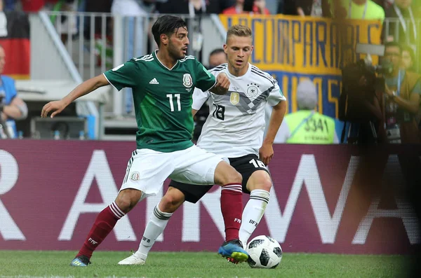 17.06.2018. Moskova, Rusya: Carlos Vela ve Kimmich eylem sırasında FIFA Dünya Kupası Rusya 2018, F Grubu, futbol Almanya v Meksika Moskova'da Lujniki Stadyumu arasında eşleme.