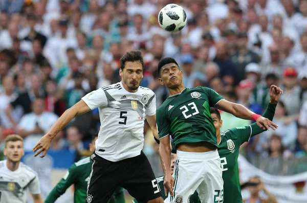 17.06.2018. Moskova, Rusya: Almanya v Meksika Moskova'da Lujniki Stadyumu arasında Hummel ve Gallardo eylem sırasında futbol FIFA Dünya Kupası Rusya 2018, F grubu eşleme.