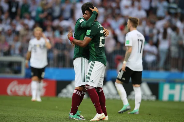 17.06.2018. Moskova, Rusya: Meksikalılar oyuncular arasında Almanya v Meksika Moskova'da Lujniki Stadyumu FIFA Dünya Kupası Rusya 2018, F Grubu, futbol maç sonunda zafer kutluyor.