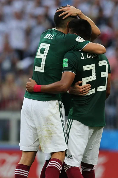 17.06.2018. Moskova, Rusya: Meksikalılar oyuncular arasında Almanya v Meksika Moskova'da Lujniki Stadyumu FIFA Dünya Kupası Rusya 2018, F Grubu, futbol maç sonunda zafer kutluyor.