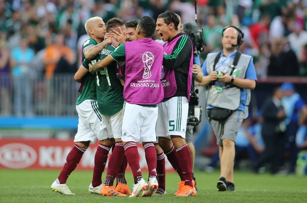 17.06.2018. Moskova, Rusya: Meksikalılar oyuncular arasında Almanya v Meksika Moskova'da Lujniki Stadyumu FIFA Dünya Kupası Rusya 2018, F Grubu, futbol maç sonunda zafer kutluyor.