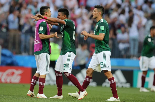 17.06.2018. Moskova, Rusya: Meksikalılar oyuncular arasında Almanya v Meksika Moskova'da Lujniki Stadyumu FIFA Dünya Kupası Rusya 2018, F Grubu, futbol maç sonunda zafer kutluyor.
