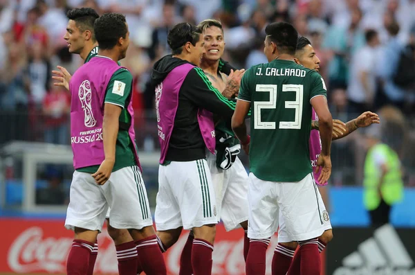 17.06.2018. Moskova, Rusya: Meksikalılar oyuncular arasında Almanya v Meksika Moskova'da Lujniki Stadyumu FIFA Dünya Kupası Rusya 2018, F Grubu, futbol maç sonunda zafer kutluyor.