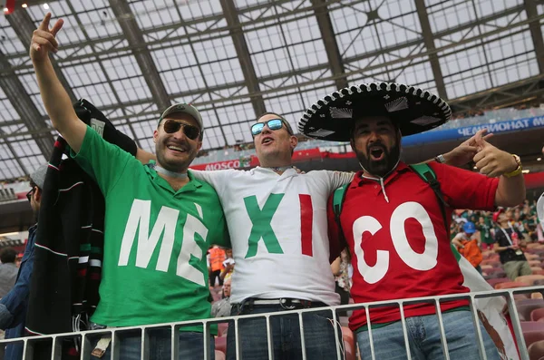 17.06.2018. Moskova, Rusya: Meksikalılar hayranları FIFA Dünya Kupası Rusya 2018, F Grubu, futbol maçında Almanya v Meksika Moskova'da Lujniki Stadyumu arasında zafer kutluyor.