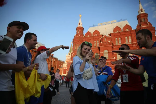 19.06.2018. Moskova, Rusya: dans ve Moskova merkezinde yollar için FIFA Dünya Kupası Rusya 2018 sırasında şarkı hayranları Kolombiya, Meksika, Polonya.