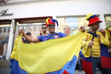 Moskova, Rusya - 19th Haziran 2018: dans ve Moskova merkezinde yollar için FIFA Dünya Kupası Rusya 2018 sırasında şarkı hayranları Kolombiya, Meksika, Polonya.