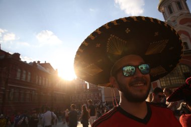 Moskova, Rusya - 19th Haziran 2018: dans ve Moskova merkezinde yollar için FIFA Dünya Kupası Rusya 2018 sırasında şarkı hayranları Kolombiya, Meksika, Polonya.