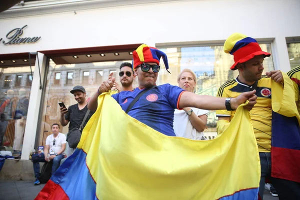 Moskova, Rusya - 19th Haziran 2018: dans ve Moskova merkezinde yollar için FIFA Dünya Kupası Rusya 2018 sırasında şarkı hayranları Kolombiya, Meksika, Polonya.