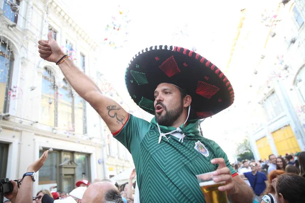 Moskova, Rusya - 19th Haziran 2018: dans ve Moskova merkezinde yollar için FIFA Dünya Kupası Rusya 2018 sırasında şarkı hayranları Kolombiya, Meksika, Polonya.