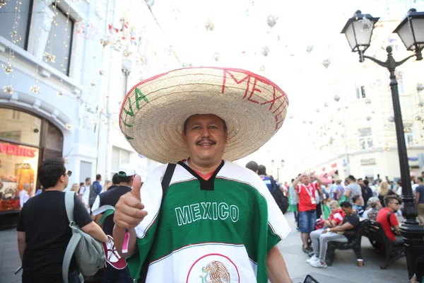 Moskova, Rusya - 19th Haziran 2018: dans ve Moskova merkezinde yollar için FIFA Dünya Kupası Rusya 2018 sırasında şarkı hayranları Kolombiya, Meksika, Polonya.