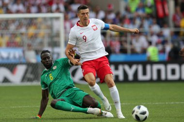 Moskova, Rusya - 19th Haziran 2018: Salif San ve Robert Lewandowski eylem sırasında FIFA Dünya Kupası Rusya 2018, H Grubu, futbol Polonya vs Senegal Spartak Stadium Moskova arasında eşleme